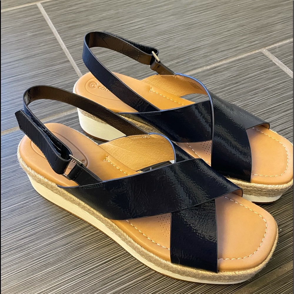 NIB Navy Blue Patent Leather platform sandals